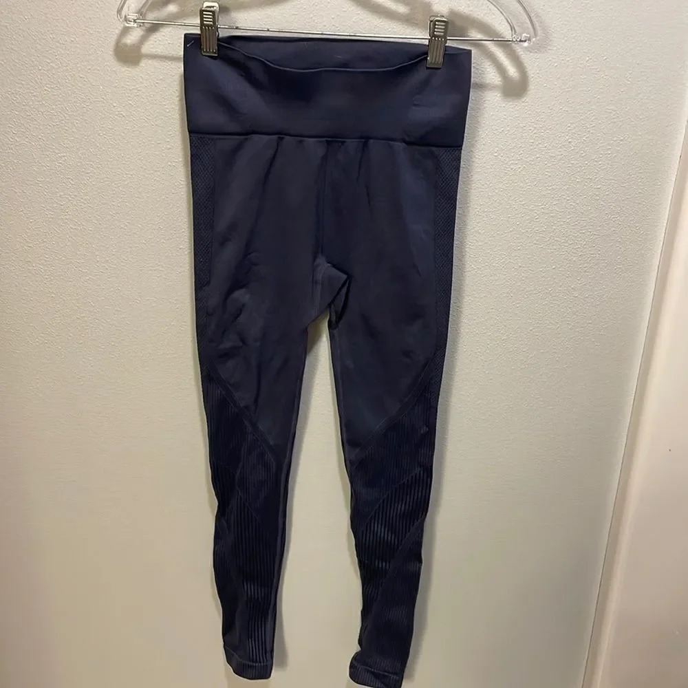 Alo Yoga woman’s purple leggings
